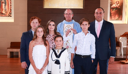  Familia Torres Muriel con el Padre Gabriel del Valle.