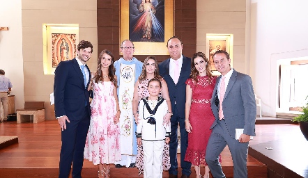  José Antonio Hernández, Isa Gaviño, Padre Gabriel del Valle, Maripepa Muriel, Francisco Torres, Maricarmen Meade y José Alberto Torres junto a Patricio Torres.