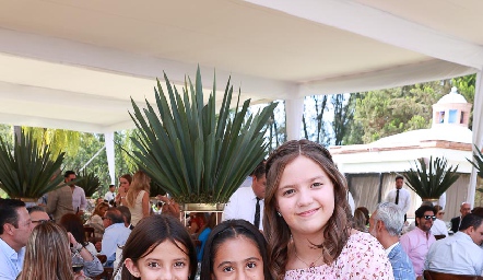  Luciana Lozano, Marina Córdova y Victoria Pierdant.