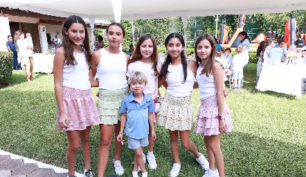  Alexia Zapata, Maya López, Alexa Romero, Sofía Chevaile, Andrea Romo y Fernando Romero.