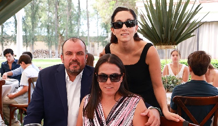  Andrés Vázquez,  Melene y Moni Villanueva.