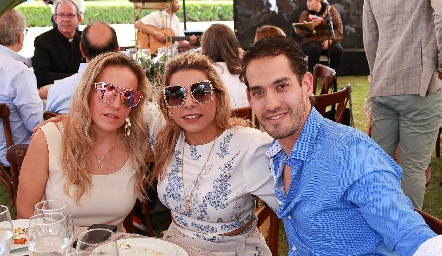  Mónica Torres, Maribel Torres y Ricardo Torres.