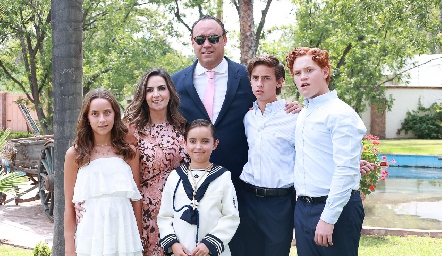  Francisco Torres y Maripepa Muriel con sus hijos, Paula, Patricio, Diego y Francisco.