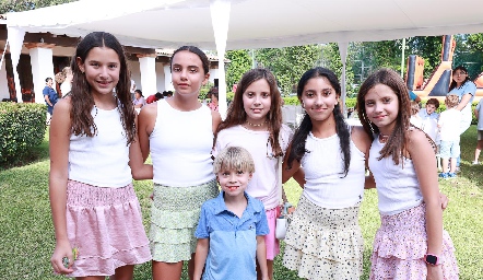  Alexia Zapata, Maya López, Alexa Romero, Sofía Chevaile, Andrea Romo y Fernando Romero.