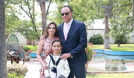  Maripepa Muriel y Francisco Torres junto a su hijo Patricio.