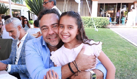  Alejandro Torres con su hija Ximena.