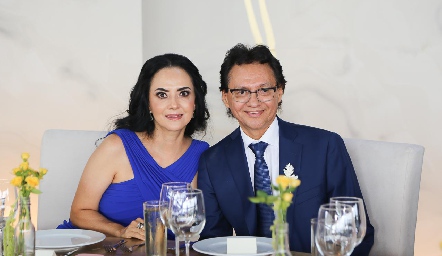  Carla Ruiz y Moisés González, papás del novio.