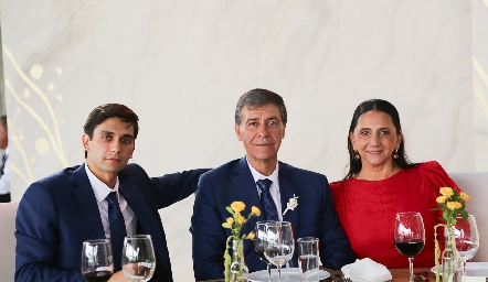  Rafael Alonso, Gilberto Alonso y Eda Gocher, hermano y papás de la novia.