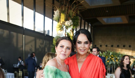  Beatriz Mena y Marily de Tobías.