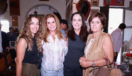  Paula Gutiérrez, María Paz de Villasante, María Isabel de Villasante y Laura de Villasante.