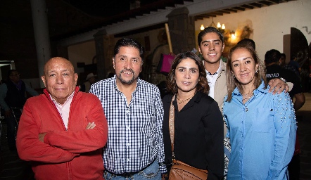  Joaquín Martínez, Alberto Díaz, Esme Rebollar, Beto Díaz y Marina Quita.