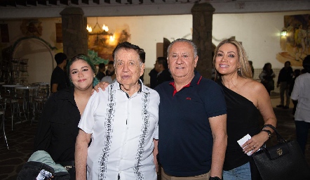  Montserrat Ríos, Daniel Ríos, Alan  Ríos y Doris Gandy.