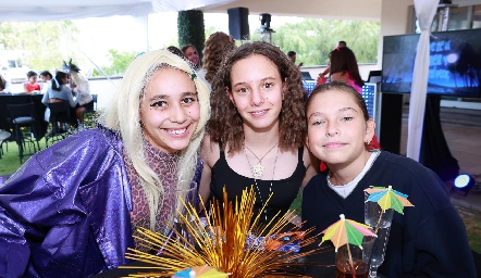  Cristina Guevara, Andrea Quintanilla y Daniela Peña.