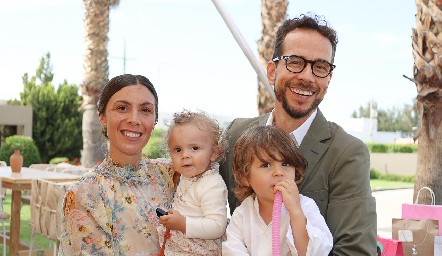  Sebastián Pérez y Audrey Capablanca con sus hijos Micaela y Cristóbal Pérez.