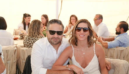  Rodrigo Rivera y Paulina Coppel .