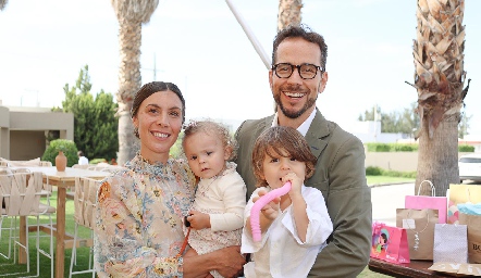  Sebastián Pérez y Audrey Capablanca con sus hijos.