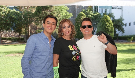  Raquel González y sus hijos Juan Pablo y Alex Parra.