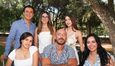  Natalia González, Gabriel Sarcosa, Gabriela González, Juan Pablo Parra, Ximena González y Victoria González.