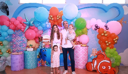  Giselle Stahl y Fernando Güemes con sus hijas Loretta y Regina.