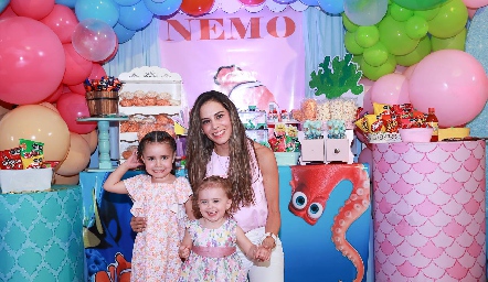  Giselle Stahl con sus hijas Loretta y Regina.