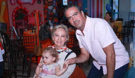  3 generaciones. Regina, Mari Carmen Reynoso y  Fernando Güemes.