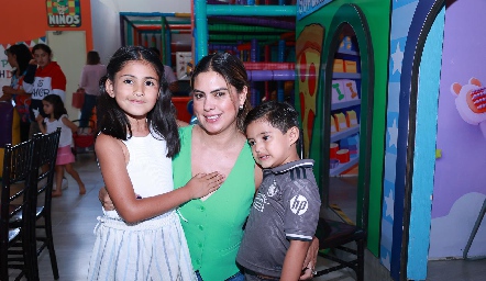  Bárbara Berrones con sus hijos Bárbara y José Miguel.