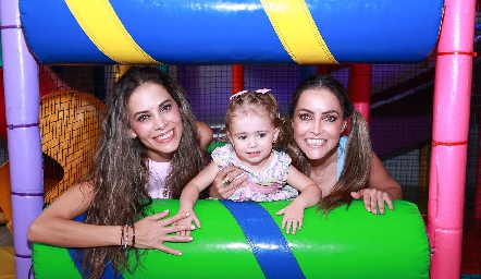  Giselle Stahl, Regina Güemes y Leticia Stahl.