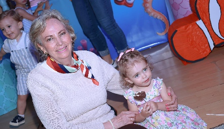  Mari Carmen Reynoso con su nieta Regina Güemes.