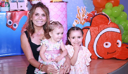  Lety Medina con sus nietas Regina y Loretta Güemes.