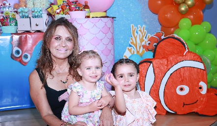  Lety Medina con sus nietas Regina y Loretta Güemes.