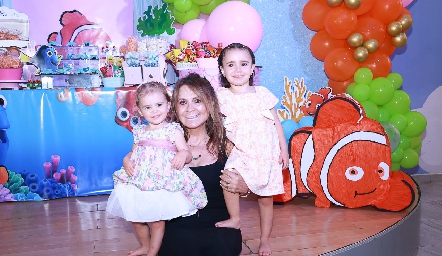  Lety Medina con sus nietas Regina y Loretta Güemes.