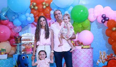  Giselle Stahl y Fernando Güemes con sus hijas Loretta y Regina Güemes.