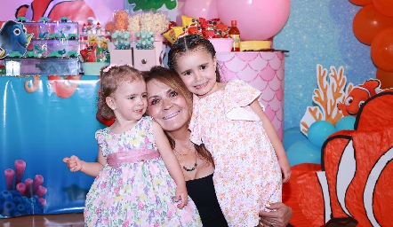  Lety Medina con sus nietas Regina y Loretta Güemes.