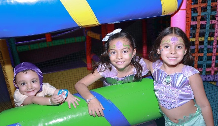  Víctor, Emilia y Carlota.