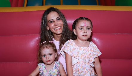  Giselle Stahl con sus hijas Regina y Loretta Güemes.