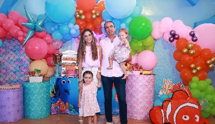  Giselle Stahl y Fernando Güemes con sus hijas Loretta y Regina Güemes.