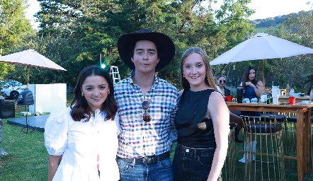  Fernanda y Juan Pablo Arriaga con Caro Duque.