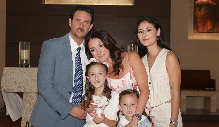  Mercy Lafuente y Miguel Calvillo con sus hijas Miranda, Sofía y Vale.