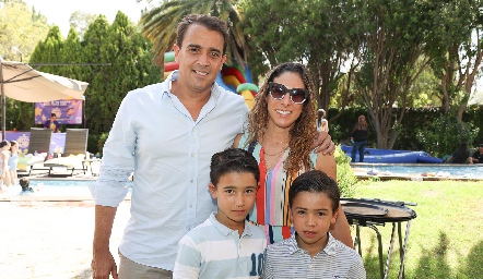 Oscar y Nina Valle con sus hijos.