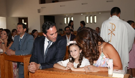 Judith Gómez y Edgardo Martínez con su ahijada Miranda.