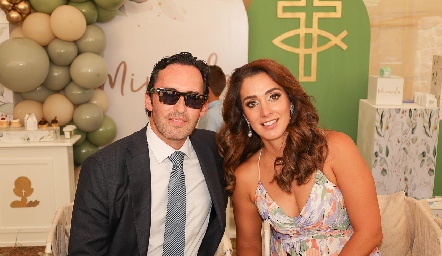  Edgardo Martínez y Judith Gómez, padrinos de Miranda.