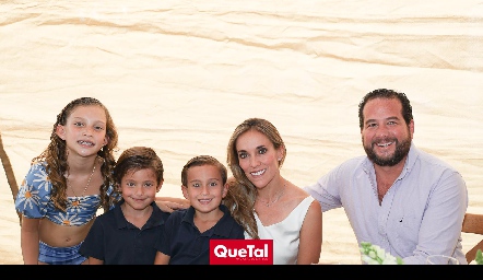  Elena Martínez, Sebastián, Santiago, Daniela y Pablo Guerra.