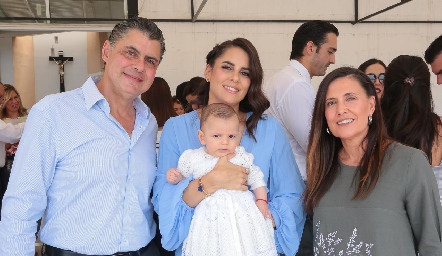  Valentín Hernández, Paola Hernández y Damaris Navia con Juan Ignacio.