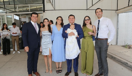  Mauricio Labastida, Sofía Álvarez, Paola Hernández, Gerardo Ignacio Puente, Mariana Rodríguez y José Iga con Juan Ignacio.