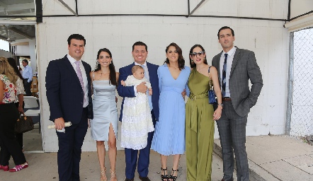  Mauricio Labastida, Sofía Álvarez, Gerardo Ignacio Puente, Paola Hernández, Mariana Rodríguez y José Iga, con Juan Ignacio.