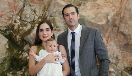  Mariana Rodríguez y José Iga con su ahijado Juan Ignacio Puente.