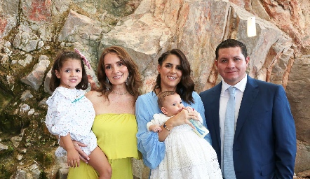  Macarena Puente, Araceli Cano, Paola Hernández Cano y Gerardo Ignacio Puente con Juan Ignacio.