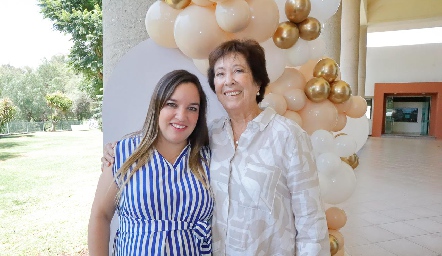  Alejandra Gutiérrez con su abuela Conchita Nieto.