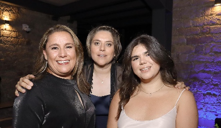  Lizet Morales, Lizeth Rosas y Clara Rosas.