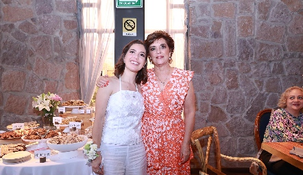  Lorena Córdova con su mamá Lorena Maza.